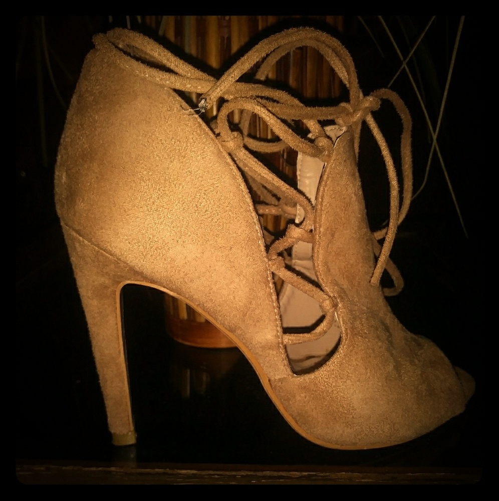 Tan Cape Robbin Lace up Heels- Size:8 👠